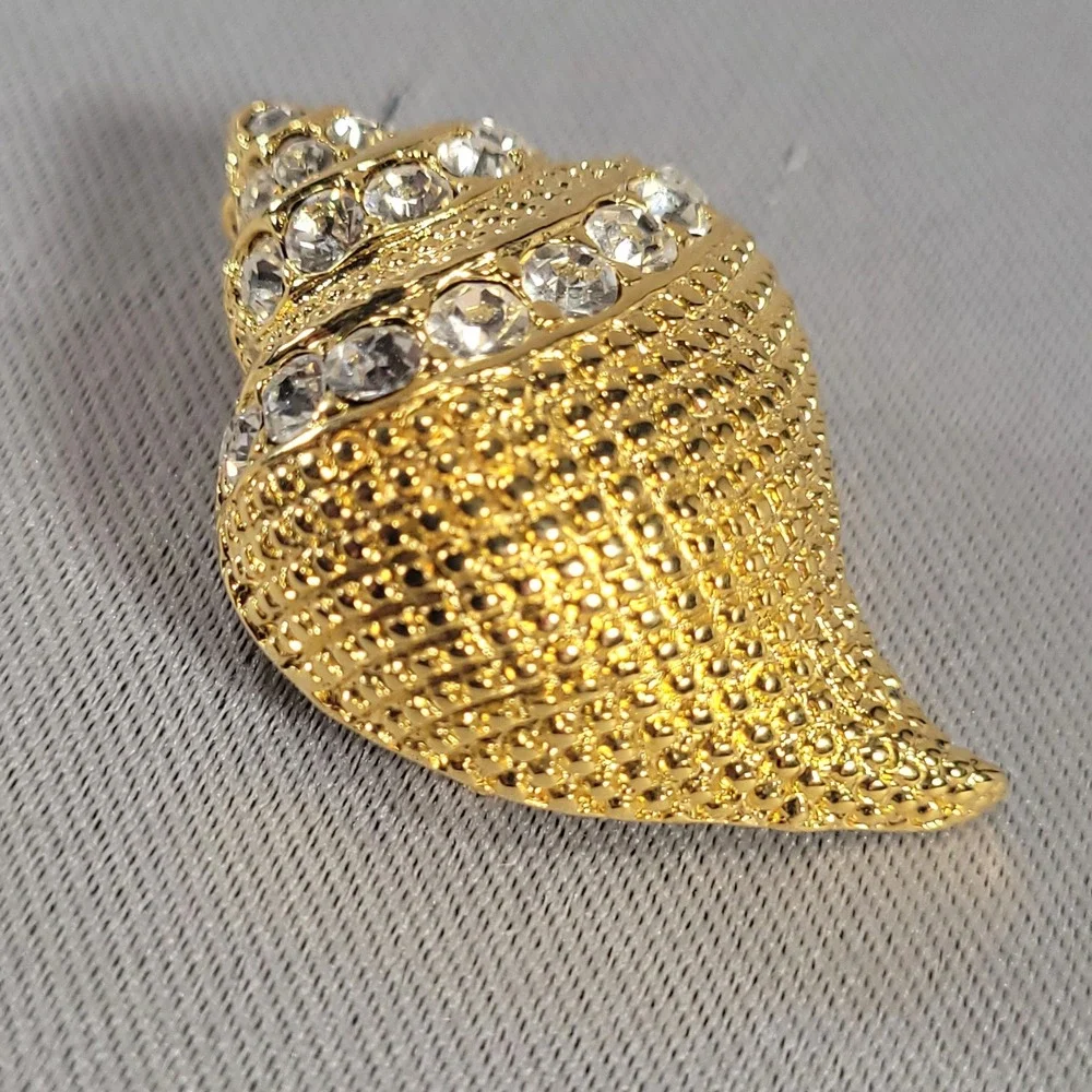 Kenneth Jay Lane Conch Seashell Brooch Gold Tone Rhinestone Nautical Pendant